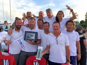 Die Crew der Brenta 55 "EMBER SEA" mit Matthias, Jens, Jan, Perter, Caroline, Aki, Oli, Paul, Markus, Steini und Ralph wurde Vizeweltmeister in der Amateurwertung (Foto: privat)