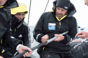 An Bord des Titelverteidigers: Konrad Nehrenberg (Mitte) aus Rostock segelt mit Skipper Tom Kröger (r.) auf der SPIRIT OF EUROPE (Foto: https://www.facebook.com/teameuropesailingteam/)